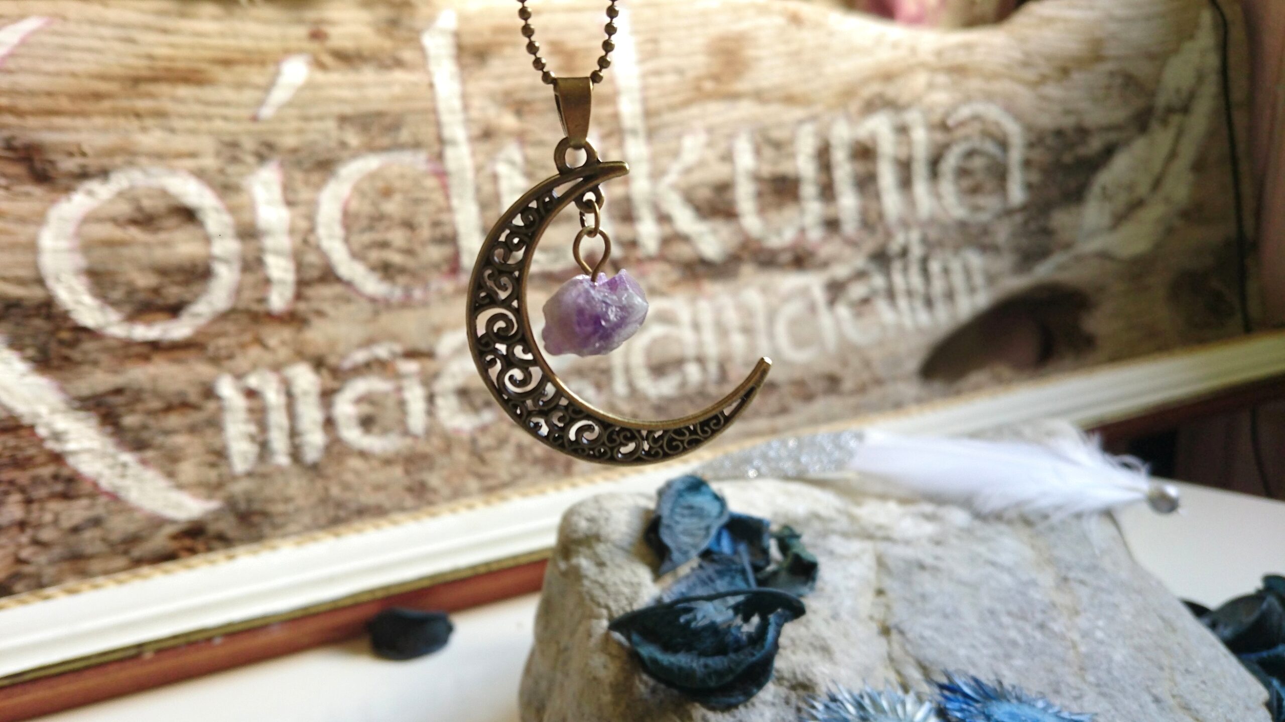 Pronksikarva müstilise kuu ja ametüsti kristalliga vintage-stiilis kaelaehe