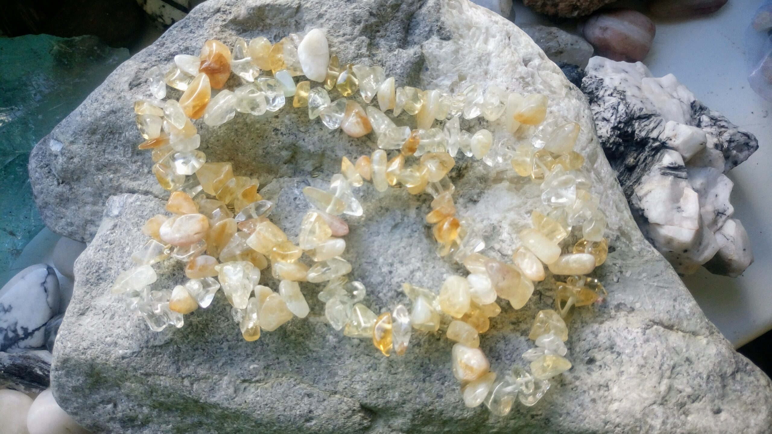 Tsitriin kaelakee väikestest erikujulistest kristallidest