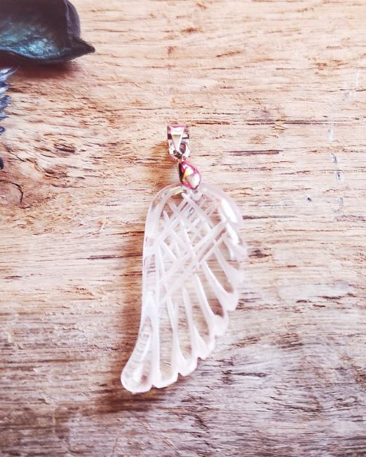 Mäekristall inglitiiva-kujuline ripats