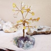 Tsitriin väike kristallipuu fluoriidist alusel