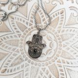 Hõbetatud kaelaehe "Hamsa käsi"