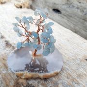 Akvamariin kristallipuu ahhaadist alusel