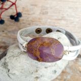 Valge nahast käerihm sugiliit ja muskoviit kristalliga