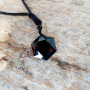 Must obsidiaan heksagon fassettlihvitud ripats nööriga