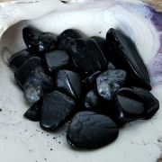 Must turmaliin poleeritud kivid