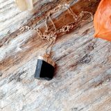 Must turmaliin kuldse ketiga