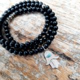 Must ahhaat matt helmekee Hamsa käega