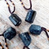 Must turmaliin suur kivi kaelapaelaga