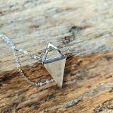 Mäekristall pendel püramiidi-kinnituse ja ketiga