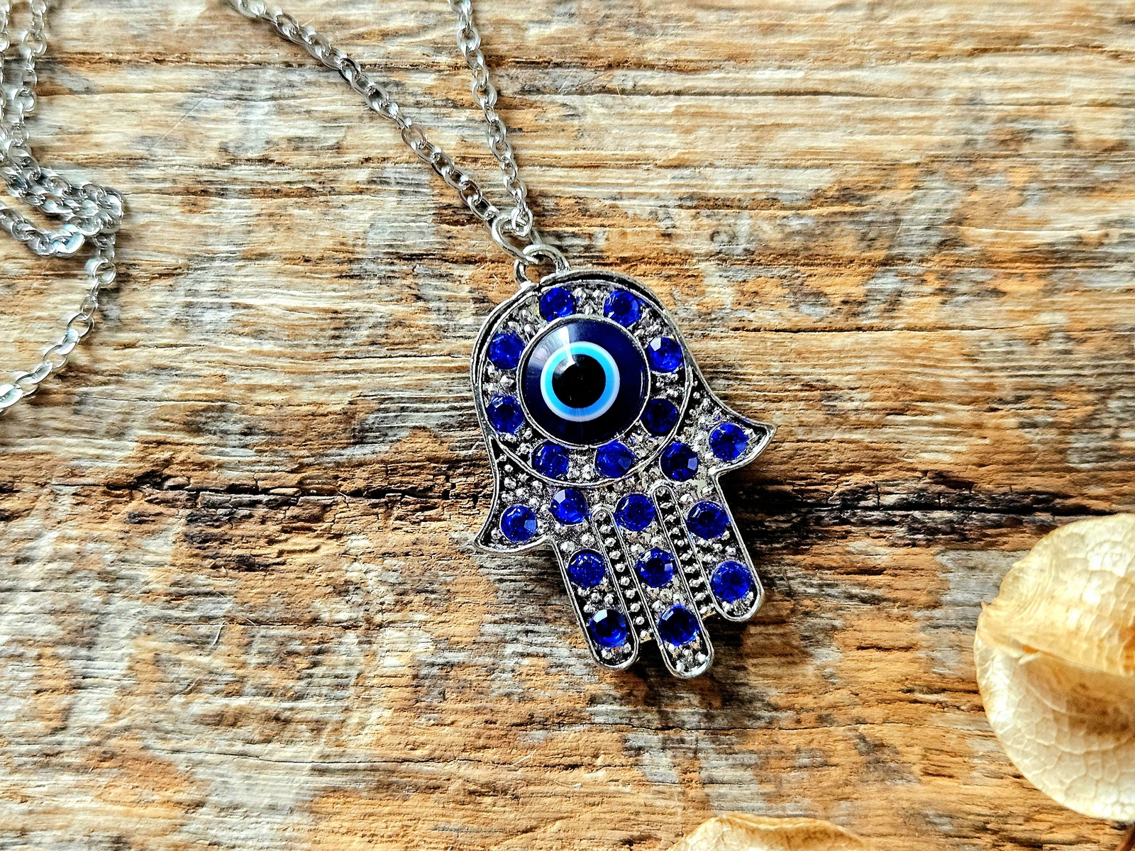 Kaelaehe siniste kivikestega Hamsa käsi