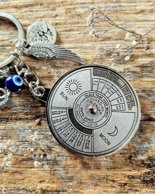 Võtmehoidja koos manuaalse kalendriga 50-neks aastaks