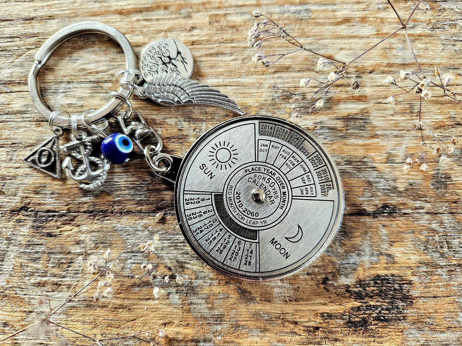 Võtmehoidja koos manuaalse kalendriga 50-neks aastaks