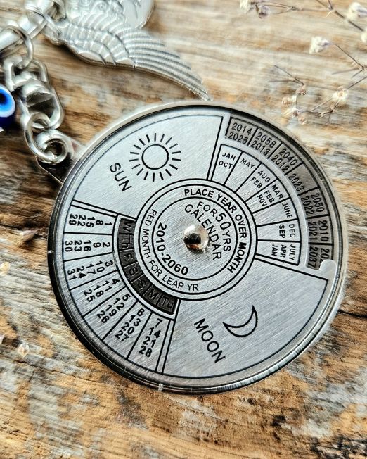 Võtmehoidja koos manuaalse kalendriga 50-neks aastaks