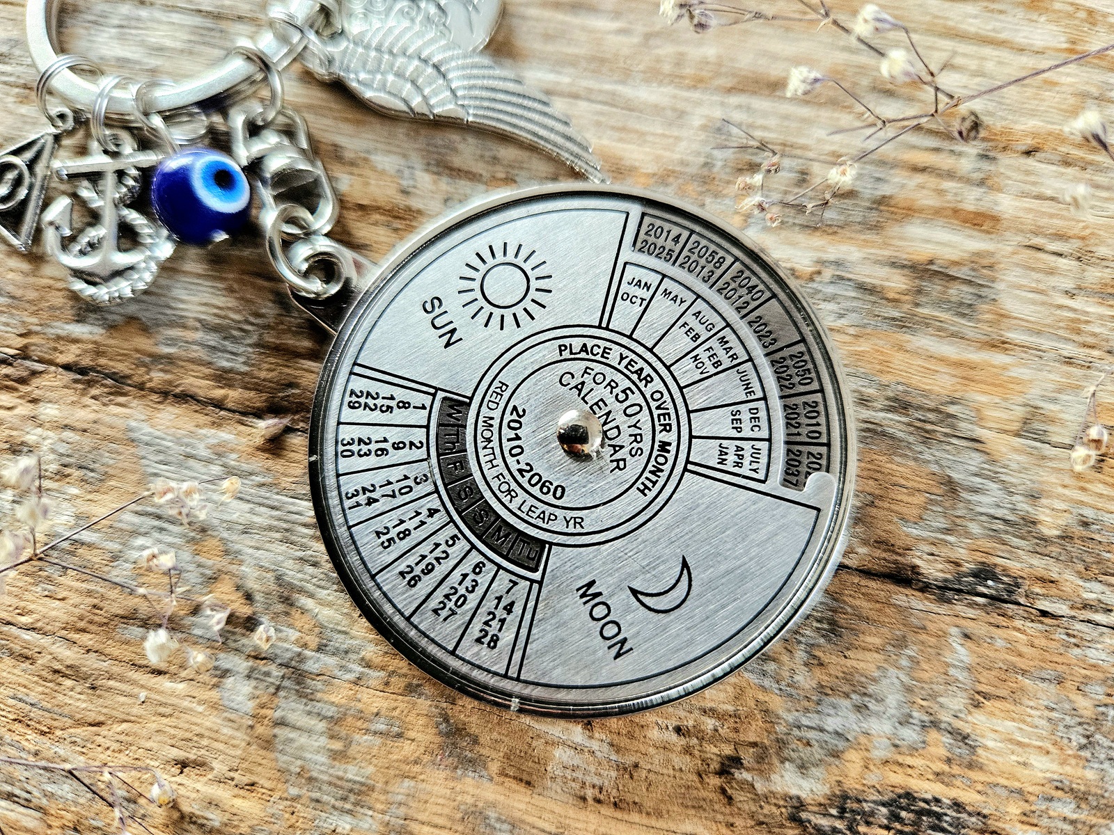 Võtmehoidja koos manuaalse kalendriga 50-neks aastaks