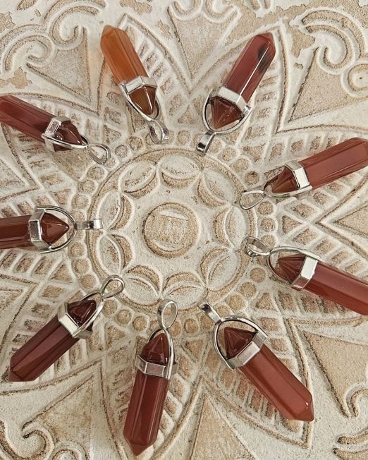 Karneool kahe tipuga ripats