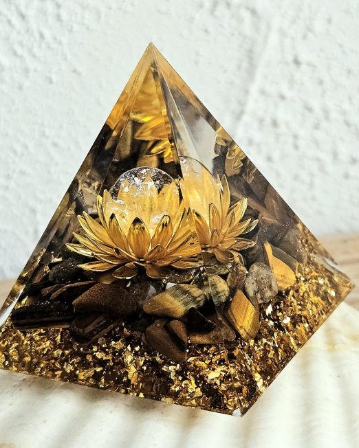 Orgoniit väe püramiid tiigrisilm lootos