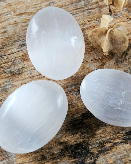 Seleniit poleeritud kivi pihukivi