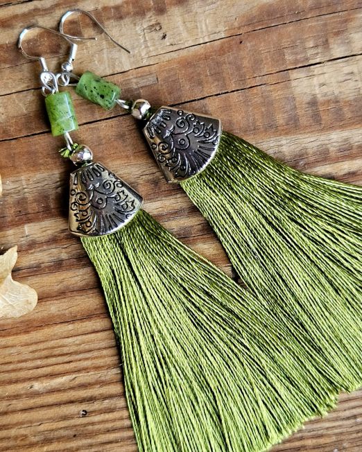 Roheline jaad kõrvarõngad niidiripatsiga