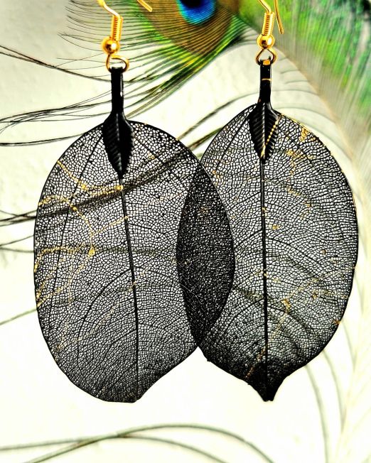 Kõrvarõngad Lehed must kuld | Koidukuma disain