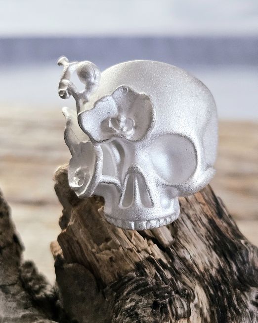 Hõbesõrmus Pealuu lilledega kõigile suurustele